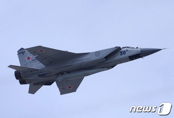 2022년 5월 러시아의 2차 세계대전 승전기념일 열병식 리허설을 위해 극초음속미사일 '킨잘'을 탑재한 미그(MiG)-31 전투기가 모스크바 상공을 비행하는 모습. 2022.5.7. © 로이터=뉴스1 © News1 김성식 기자
