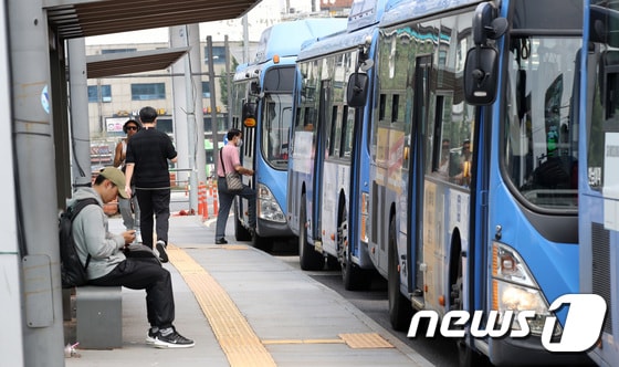 8년 만에 서울 시내버스 기본요금이 300원 오른 지난해 8월 서울역 버스환승센터에서 시민들이 시내버스를 이용하고 있다. 2023.8.13/뉴스1 © News1 김성진 기자