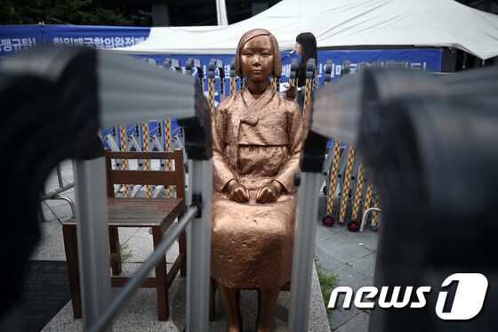 위안부 피해자 기림의 날인 14일 오전 서울 종로구 옛 일본대사관 앞에 소녀상이 설치돼 있다. (사진은 기사 내용과 무관함) / 뉴스1 © News1 2023.8.14/뉴스1 © News1 이승배 기자