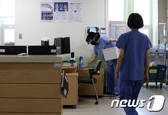 지난해 8월2일 오전 부산 서구 부산대병원 간호사가 간호사실을 정리하고 있다. (사진은 기사 내용과 무관함) 2023.8.2/뉴스1 © News1 윤일지 기자