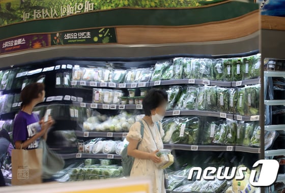 서울의 한 대형마트에서 고객이 상추를 비롯한 쌈, 샐러드 등을 살펴보고 있다./뉴스1 © News1 이동해 기자