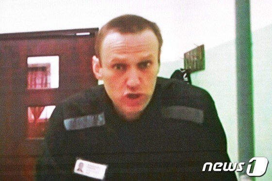 지난 6월 22일 러시아 모스크바 대법원에서 열린 법정 심리에서 알렉세이 나발니가 스크린에 보이고 있다. '푸틴 정적'이라 불리는 알렉세이 나발니는 지난 2021년 기내서 노비촉 독살 시도에서 살아남은 뒤 러시아 당국에 체포됐다. 2023.06.22/ © AFP=뉴스1 © News1 임윤지 기자