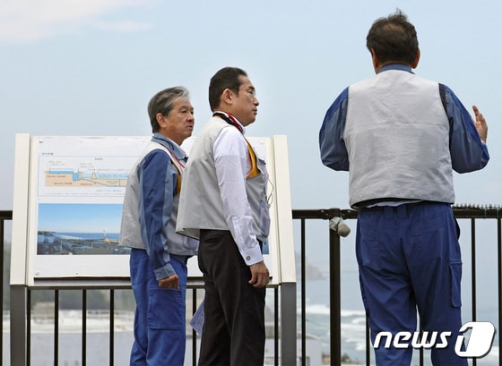 기시다 후미오(왼쪽에서 두번째) 일본 총리가 20일 후쿠시마현 오쿠마시에 있는 후쿠시마 제1원전을 시찰하면서 운영사 도쿄전력 관계자들로부터 방류 설비에 대한 설명을 듣고 있다. © 로이터=뉴스1 © News1 최종일 기자