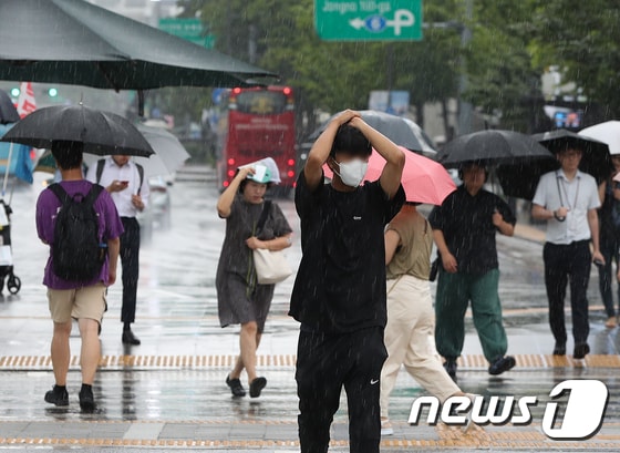 23일 서울 광화문 네거리에서 우산을 준비하지 못한 시민들이 횡단보도를 건너고 있다. 2023.8.23/뉴스1 © News1 신웅수 기자