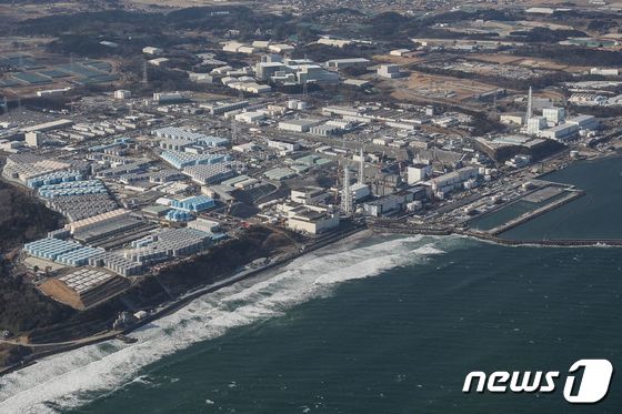 23일 일본 후쿠시마현에 위치한 도쿄전력의 제1 원자력발전소와 오염수가 방류 중인 앞바다. 2023.08.23/ © AFP=뉴스1 © News1 권진영 기자