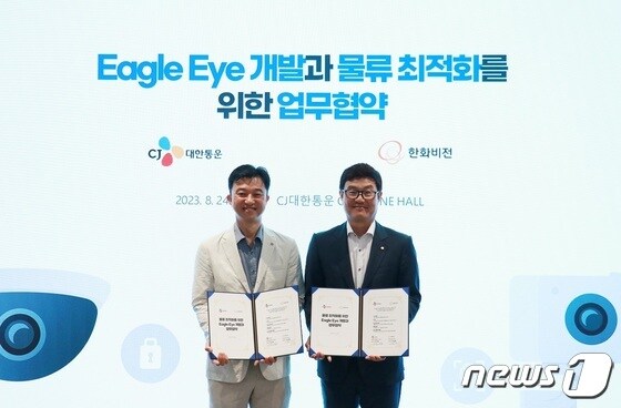왼쪽부터 김경훈 CJ대한통운 TES물류기술연구소장과 김기철 한화비전 영업마케팅실장이 기념사진을 찍고 있다. 