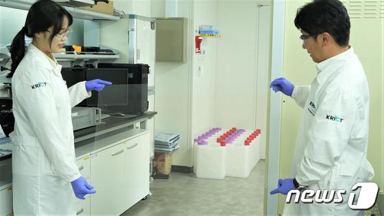 연구진이 롤투롤로 제작된 대면적 반사방지 필름을 소개하고 있다.(화학연구원 제공)/뉴스1