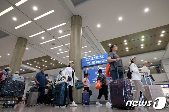 중국인 단체 관광객들이 인천국제공항을 통해 입국하고 있다. (공동취재) /뉴스1 © News1 박정호 기자