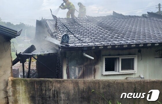25일 전북 소방본부에 따르면 지난 23일 오후 2시께 완주군 소양면 한 주택에서 불이 났다.(전북소방본부 제공)2023.8.25./뉴스1