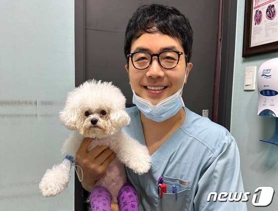슬개골 탈구 치료 받은 강아지와 윤병국 청담우리동물병원 원장(동물병원 제공) © 뉴스1