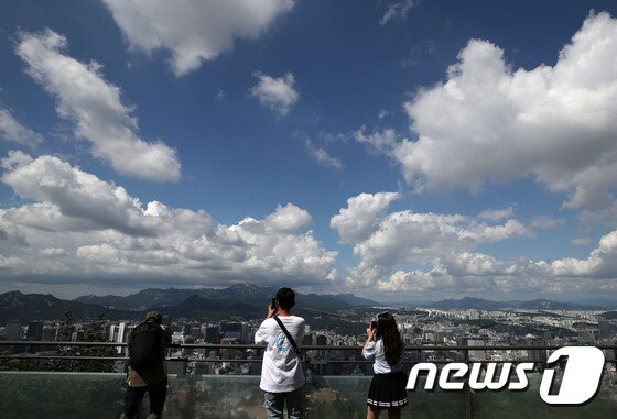 시민들이 파란 하늘을 올려다보고 있다. (사진은 기사 내용과 무관함) / 뉴스1 © News1