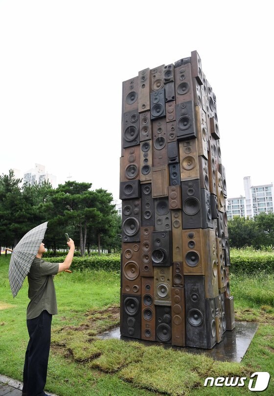 서울 한강공원에서 한 시민이 조각상을 감상하고 있다.(크라운해태제과 제공)