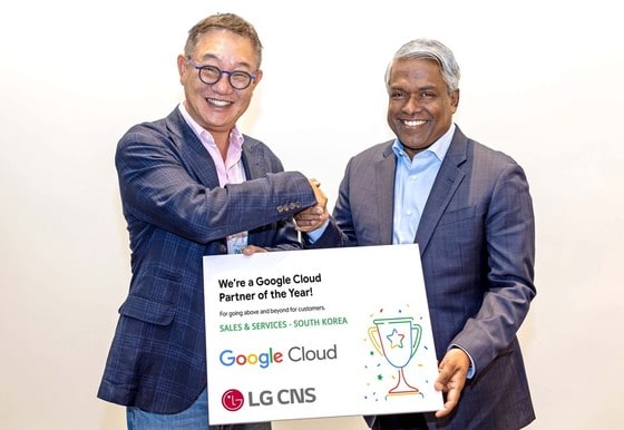  LG CNS 현신균 대표(왼쪽)가 구글 클라우드 토마스 쿠리안 CEO와 '구글 클라우드 파트너 어워즈' 2개 부문 수상 기념촬영을 하는 모습. (LG CNS 제공)