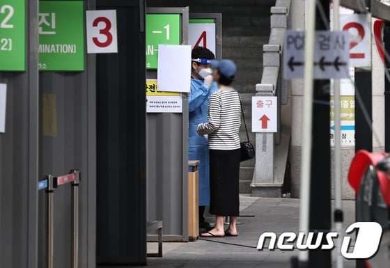 서울의 한 코로나19 선별진료소에서 의료진이 검체를 채취하고 있다. / 뉴스1 © News1 구윤성 기자
