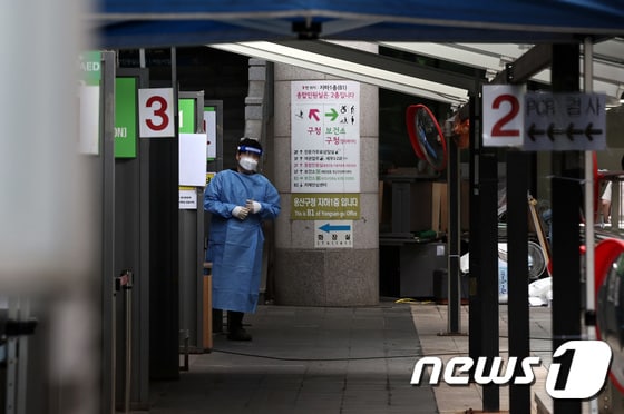31일 오전 서울 용산구보건소에 마련된 코로나19 선별진료소에서 의료진이 피검사자를 기다리고 있다.  2023.8.31/뉴스1 © News1 구윤성 기자