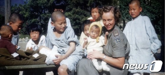 6·25전쟁 당시 부산 서전병원에서 한국 아이들을 돌보는 스웨덴 의료진. (부산 남구청 제공)