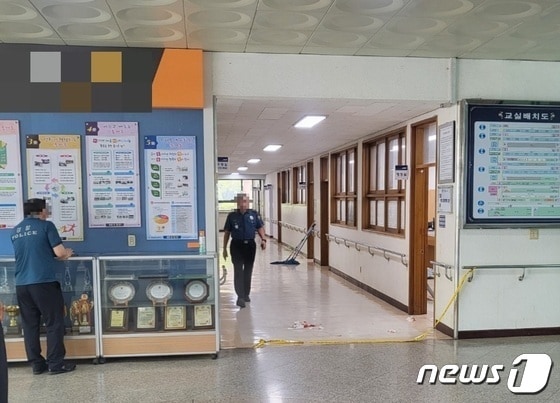  4일 오전 10시3분께 대전 대덕구 한 고등학교에 외부인이 침입해 40대 교사를 흉기로 찌르고 달아나 경찰이 현장 조사를 벌이고 있다.(독자 제공)/뉴스1