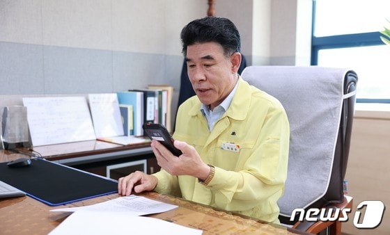 이응우 계룡시장이 재난안전통신망을 활용해 상황전파 및 수신을 확인하고 있다. (계룡시 제공) /뉴스1