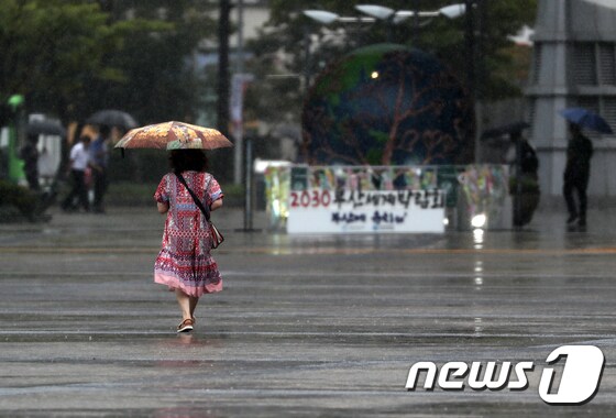비가 내리는 1일 오후 부산 해운대구 벡스코 야외광장에서 우산을 쓴 시민들이 발걸음을 옮기고 있다. 2023.9.1/뉴스1 © News1 윤일지 기자
