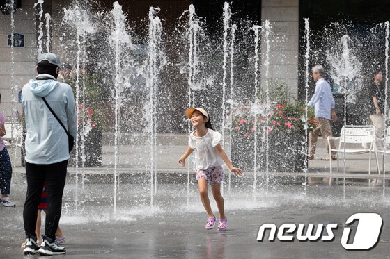 낮 최고기온이 31도까지 오르는 등 늦더위가 이어지고 있는 10일 서울 광화문광장을 찾은 한 어린이가 물놀이를 즐기며 더위를 식히고 있다. 2023.9.10/뉴스1 © News1 유승관 기자
