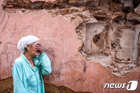 9일(현지시간) 모로코 마라케시에서 한 여성이 강진으로 무너진 자신의 집 앞에서 울고 있다. 지진으로 인한 사망자는 2000명이 넘었으며 부상자도 수 천명인 것으로 집계됐다. 2023.09.09/ © AFP=뉴스1 © News1 권진영 기자