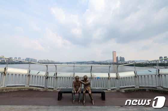 10일 서울 마포대교에 '한번만 더' 동상이 설치돼 있다. 2023.9.10/뉴스1 © News1 김도우 기자