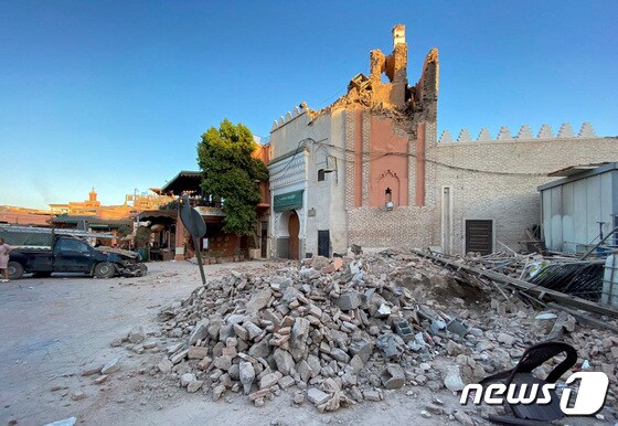9일(현지시간) 모로코 마라케시에서 규모 6.8 지진이 발생한 가운데, 쿠투비아 모스크의 첨탑이 무너진 모습. 2023.09.09. © 로이터=뉴스1 © News1 정윤영 기자