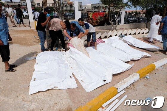 가족들이 시신을 확인하고 있는 모습. © 로이터=뉴스1 © News1 박형기 기자