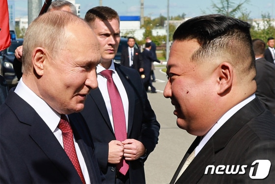 김정은 북한 노동당 총비서(오른쪽)와 블라디미르 푸틴 러시아 대통령. 2023.09.13/ © AFP=뉴스1