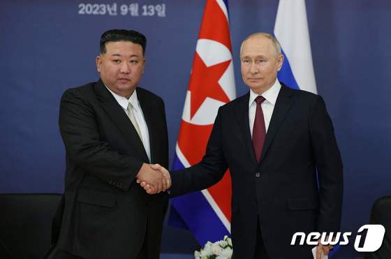 김정은 북한 노동당 총비서(왼쪽)와 블라디미르 푸틴 러시아 대통령. © AFP=뉴스1