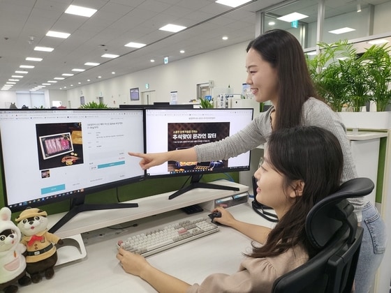 삼성 직원들이 '추석 맞이 온라인 장터'에서 국내산 수산물을 구입하는 모습.