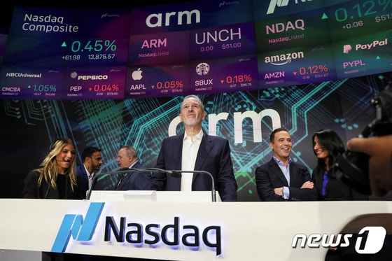 ARM CEO 르네 하스가 14일(현지시간) 뉴욕증시에서 개장벨을 울리고 있다. © 로이터=뉴스1 © News1 박형기 기자