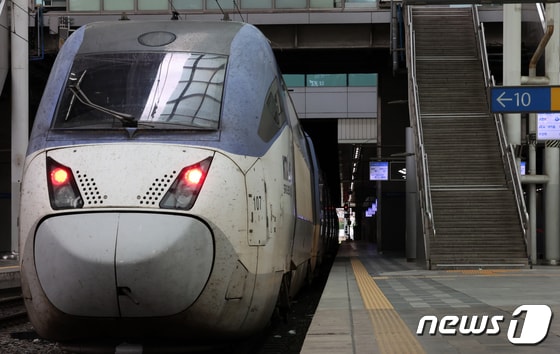 서울역 승강장에 KTX 열차가 정차돼 있다. 2023.9.15/뉴스1 © News1 김진환 기자