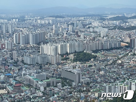 무등산에서 바라본 광주 아파트 /뉴스1 © News1 김태성 기자