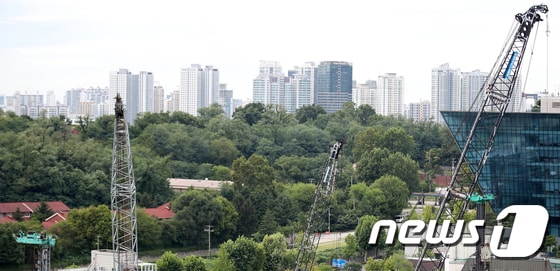 서울 시내의 한 공사현장에 크레인작업이 진행되고 있다. 2023.9.15/뉴스1 © News1 이승배 기자
