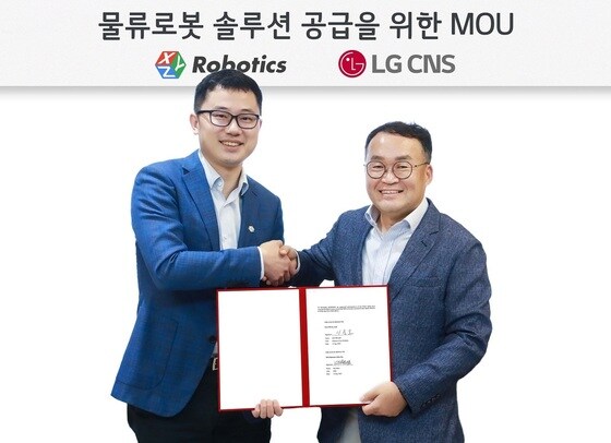 LG CNS는 인공지능(AI) 기반 로봇 솔루션 기업 'XYZ로보틱스'와 업무협약(MOU)을 맺고 국내 물류센터 로봇 사업을 추진하기로 했다고 17일 밝혔다. 사진은 이준호 LG CNS 스마트물류사업부장(오른쪽)과 지아지 저우(Jiaji Zhou) XYZ로보틱스 최고경영자(CEO)가 기념촬영하는 모습 (LG CNS 제공)