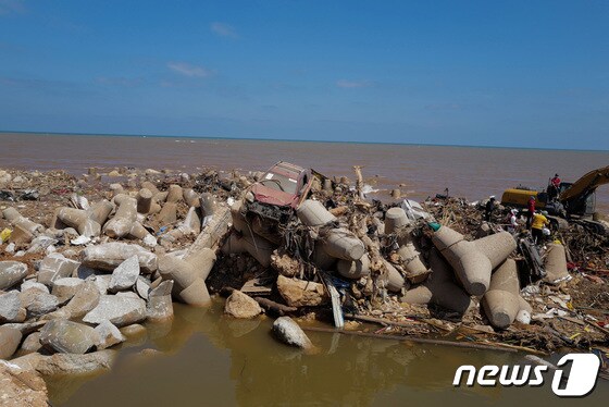 16일(현지시간) 리비아 데르나 인근 바다에서 홍수로 인해 파손된 승용차가 널부러져 있다. 2023.09.16/ © 로이터=뉴스1 © News1 장성희 기자