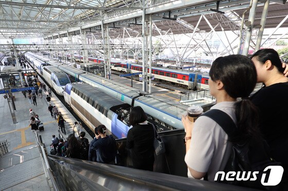 18일 서울역에서 시민들이 열차를 타기 위해 이동하고 있다. 2023.9.18/뉴스1 © News1 김민지 기자