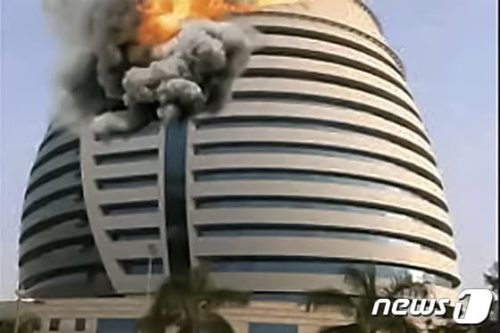 화염에 휩싸인 수단 랜드마크 빌딩