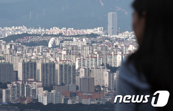 서울 남산에서 내려다 본 시내 아파트의 모습. 2023.9.18/뉴스1 © News1 구윤성 기자