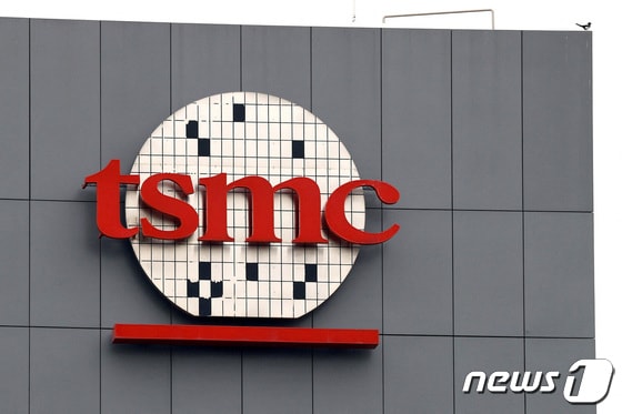 SMC는 18일(현지시간) 지난해 4분기 실적을 밝혔다. 반도체 업황 문제로 TSMC의 매출과 순이익도 각각 1.5%, 19% 감소했으나 컨센서스를 웃도는 실적을 거뒀다. © 로이터=뉴스1