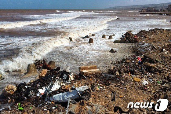 19일 (현지시간) 대홍수가 휩쓸고 간 리비아의 데르나 해변에서 파손된 채 버려진 차량이 보인다. 2023.9.20 © AFP=뉴스1 © News1 우동명 기자