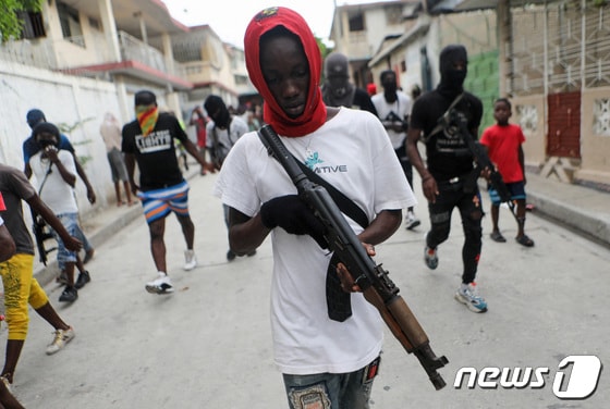 19일(현지시간) 아이티 포르토프랭스에서 무기를 소지한 갱단이 거리를 행진하고 있다. 2023.09.19/ © 로이터=뉴스1 © News1 장성희 기자