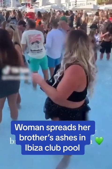 이비자섬의 파티장에서 오빠의 유골을 뿌리고 있는 여성. 'dailymail' 틱톡 영상 갈무리.