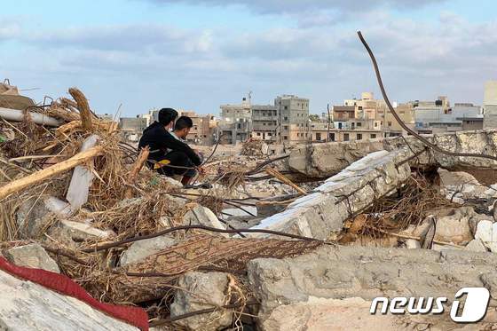 20일(현지시간) 대홍수가 발생한 리비아 데르나에서 돌무더기로 변한 건물이 보인다. 2023.9.21 © AFP=뉴스1 © News1 우동명 기자