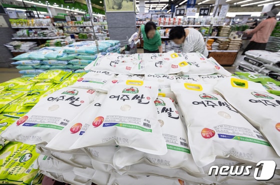 22일 오후 서울의 한 대형마트에서 시민들이 쌀을 살펴보고 있다.  2023.9.22/뉴스1 © News1 이재명 기자