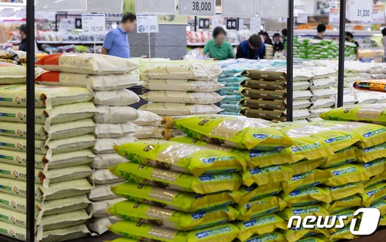  2일 오후 서울의 한 대형마트에서 시민들이 쌀을 살펴보고 있다.  2023.9.22/뉴스1 © News1 이재명 기자