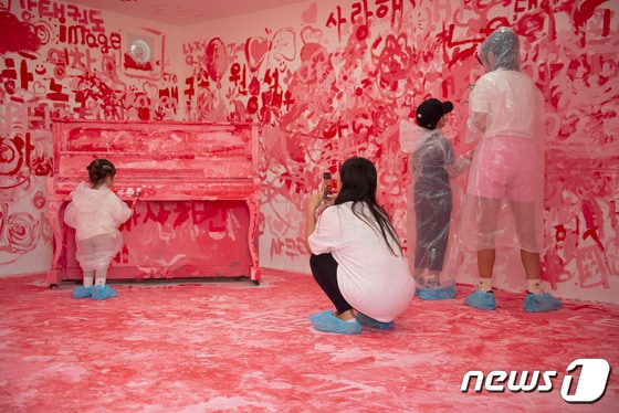 24일 '달성 대구현대미술제' 연계프로그램에 참여한 일부 시민들이 컨테이너 가벽에 물감으로 그림을 그리고 있다. 2023.9.24/뉴스1 © News1 이성덕 기자