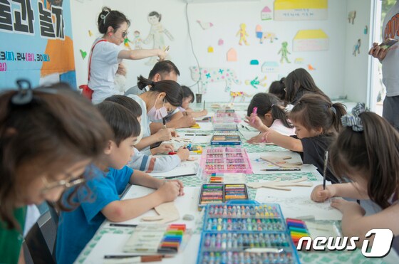 24일 '달성 대구현대미술제' 연계프로그램에 참여한 일부 시민들이 목판에 그림을 그리고 있다. 2023.9.24/뉴스1 © News1 이성덕 기자