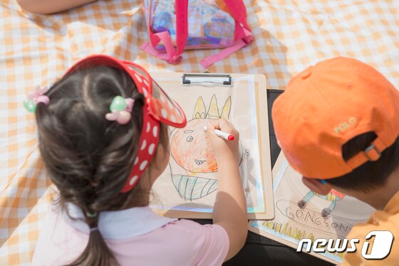 24일 '달성 대구현대미술제' 프로그램에 참여한 아이들이 그림을 그리고 있다. 2023.9.24/뉴스1 © News1 이성덕 기자